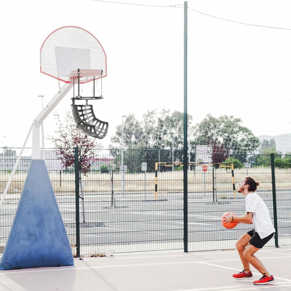 SPORTNOW krepšinio kamuolio grąžinimo įrenginys, 360° besisukantis krepšinio atšokimo priedas, krepšinio metimų treniruočių sistema su atšokimo rampa, vidaus ir lauko sąlygoms, juodas