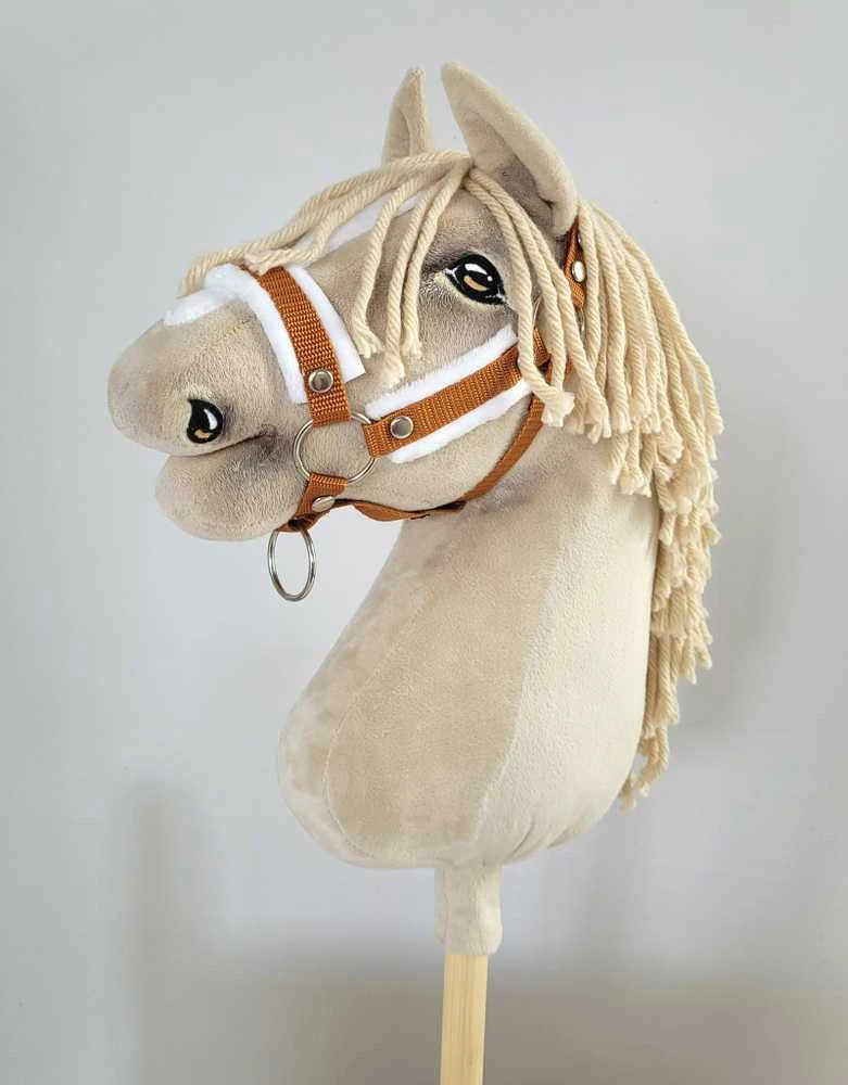 Super Hobby Horse Hobio žirgo kantaras su balta pūkuota apdaila ir pavadžiu