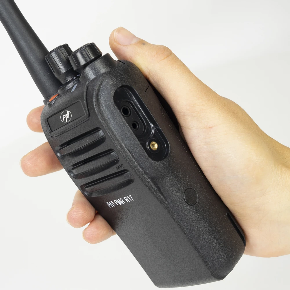 2 nešiojamų radijo stotelių rinkinys PNI PMR R17 446MHz, 0.5W, 16 PMR kanalų ir 50 CTCSS bei 104 DCS tonų, programuojamas, Li-Ion 2200 mAh, IP68