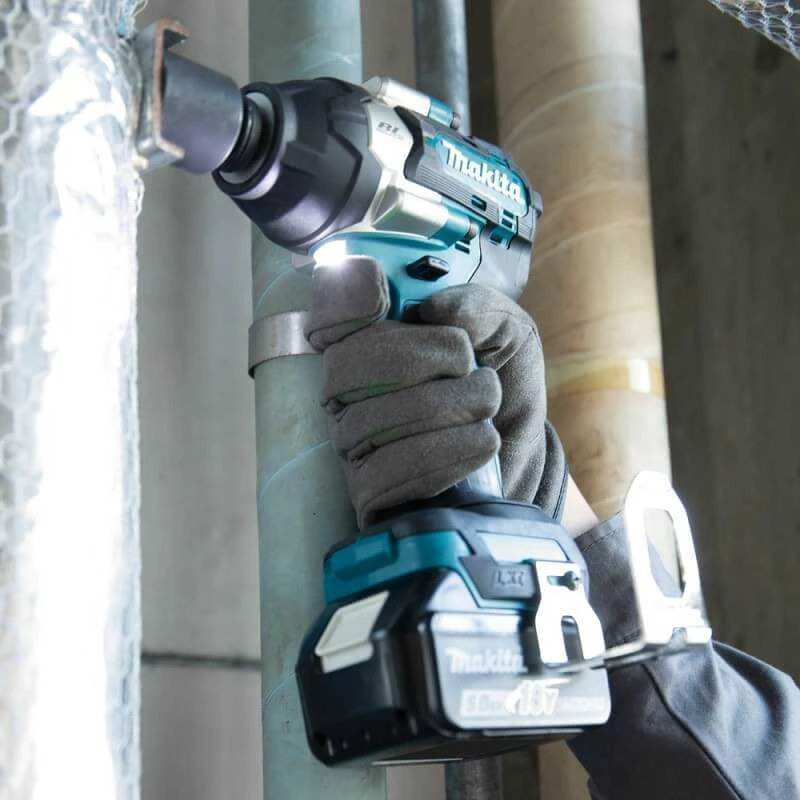 Makita DTW700RTJ Akumuliatorinis smūginis veržliasukis 18V, 2x5,0Ah Li-ion, 700/1000 Nm, 1/2", LED, MAKPACK