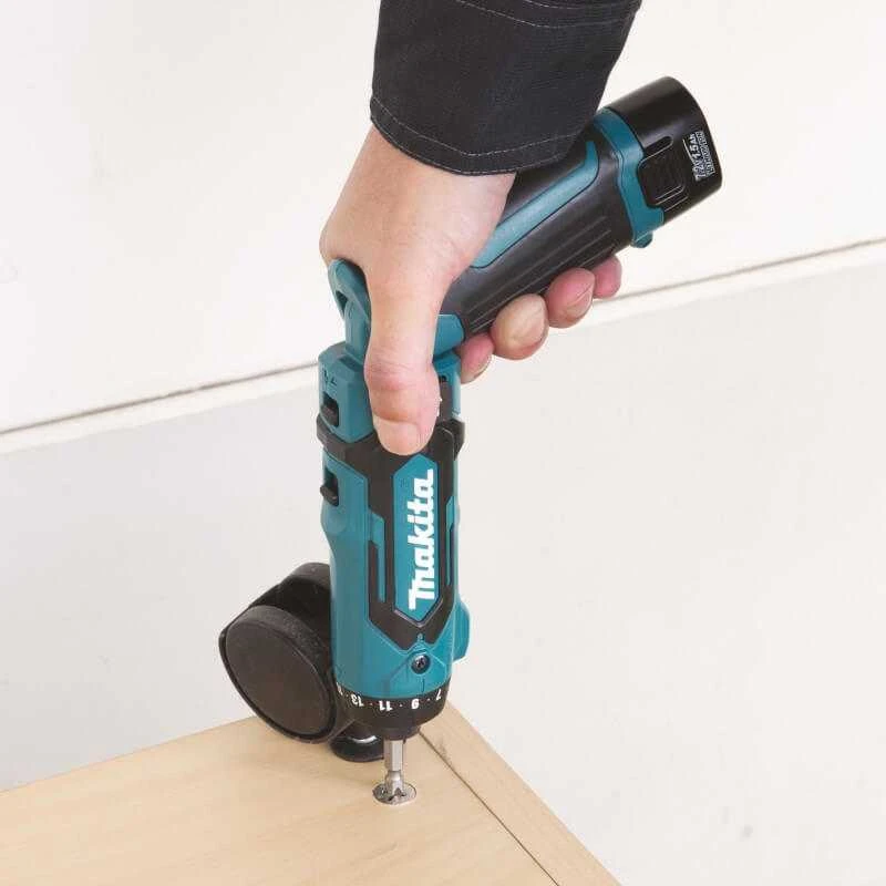 Makita DF012DSJ Akumuliatorinis suktuvas 7,2V; 2x1,5Ah Li-ion; 8Nm; 1/4"; LED; 2-greičiai, MAKPACK