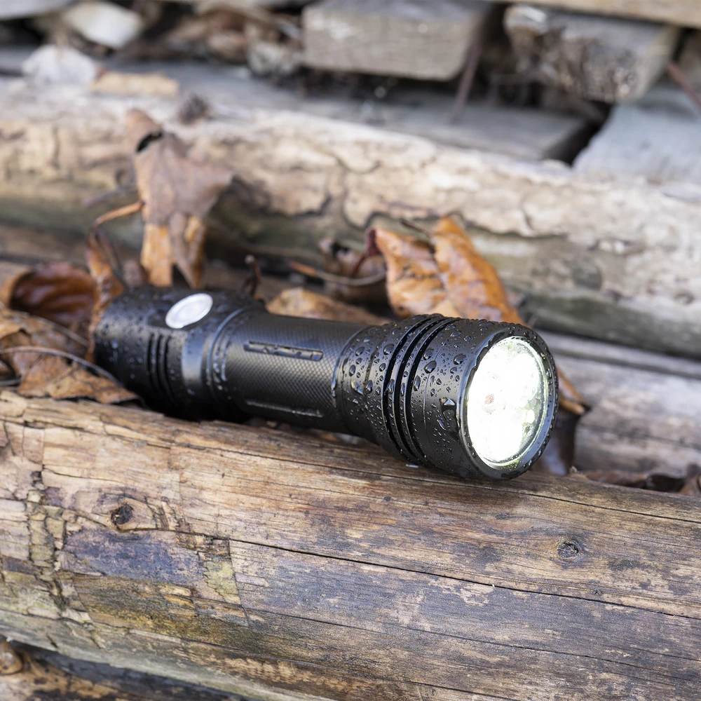 Aliumininis PNI Adventure F200 dvigubas LED žibintuvėlis, 4000mAh baterija ir micro USB jungtis, 3 LED su plačia diafragma ir vienas su fokusavimo funkcija, abu turi 3 galios lygius