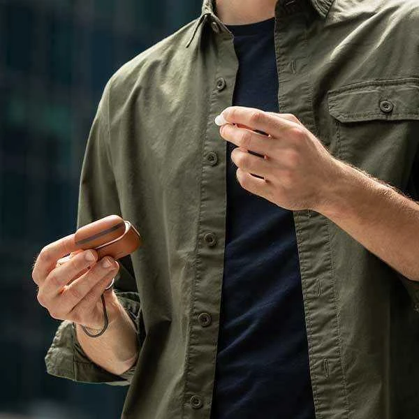 UNIQ Terra AirPods Pro odinis dėklas rankoje