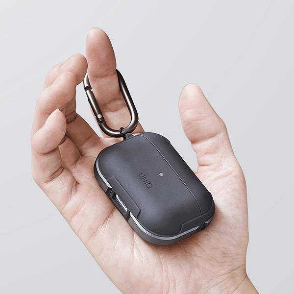 Juodas UNIQ Valencia AirPods Pro dėklas su karabinu