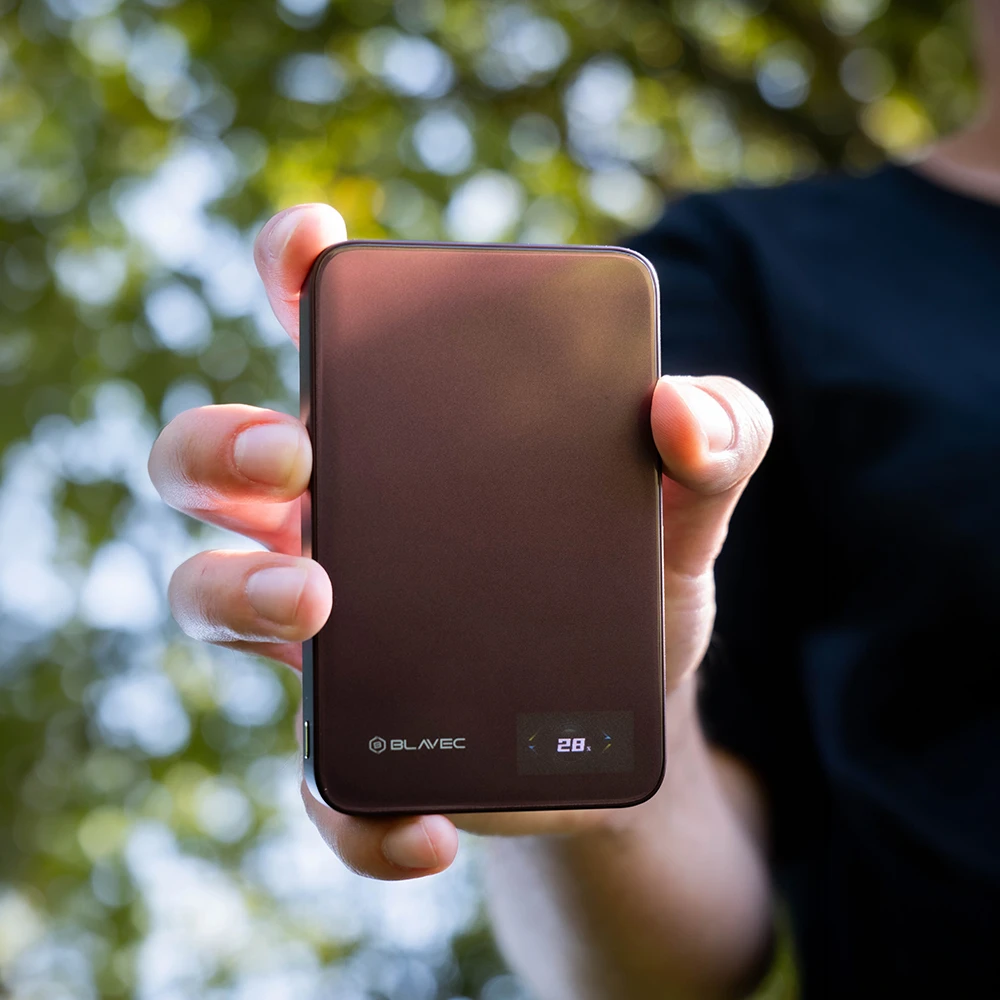 Blavec Power Bank 5000mAh BJ-04 Ultra Slim 7,8mm – Typ C – 22,5W magnetyczny indukcyjny Magsafe 3 w 1 (PBBJ04-MC5P) violetinė stiklinis