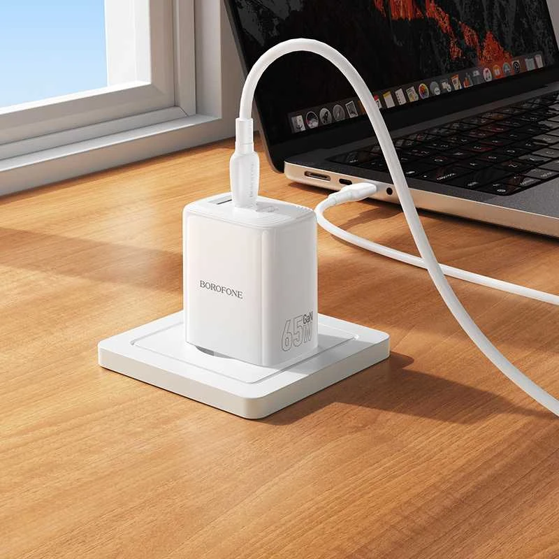 „Borofone“ sieninis įkroviklis BN32, GaN 4GB USB + 2xC tipo jungtys, QC 3.0 PD, 65W, su C tipo į C tipo jungtimi ir baltais laikikliais