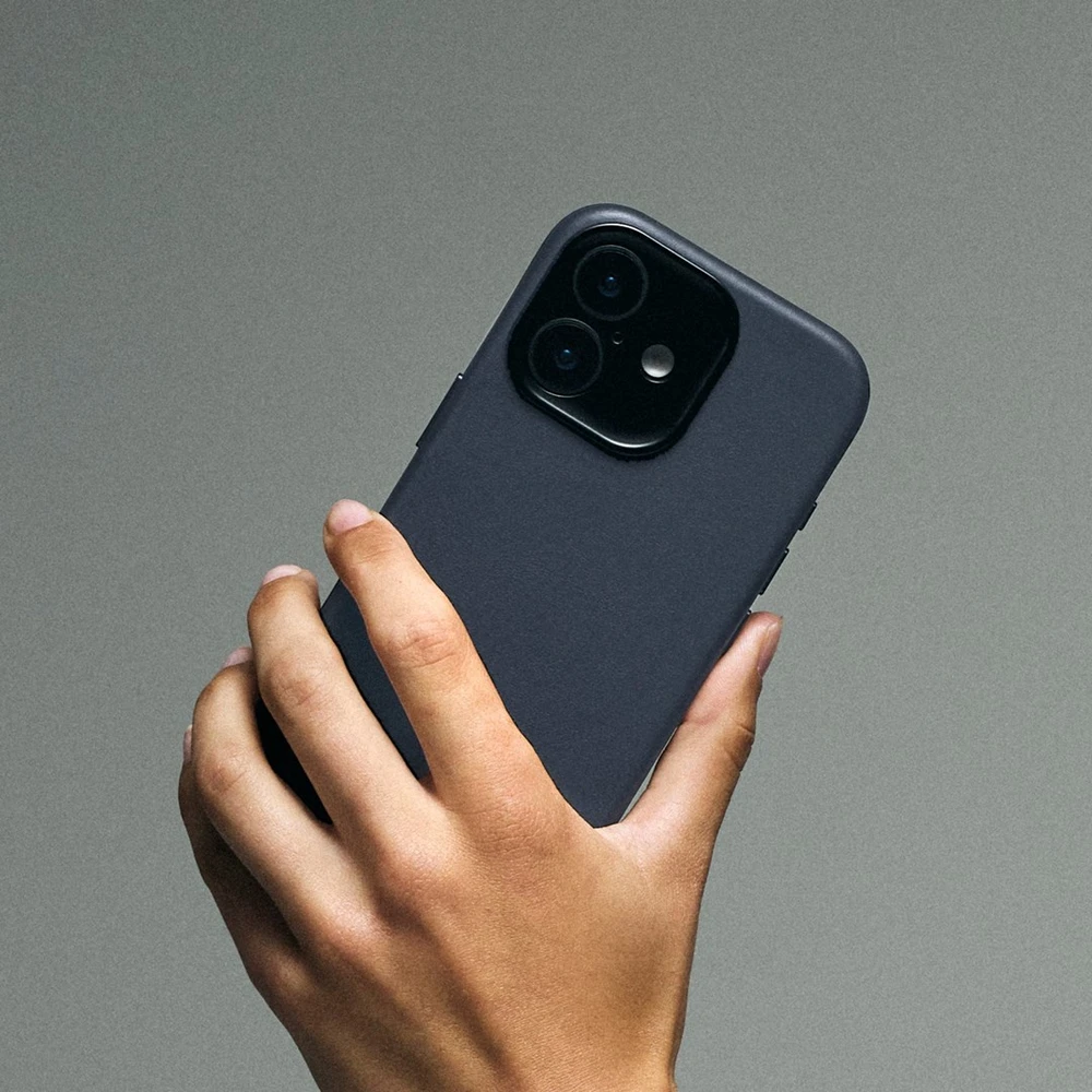 Dėklas „Decoded“ odinis galinis dangtelis – odinis „iPhone 17“ galinis dangtelis, suderinamas su „MagSafe“ (tamsiai mėlynos spalvos)