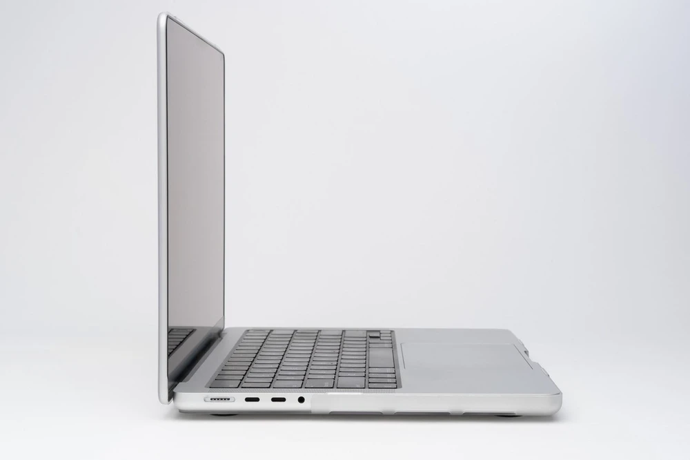 Carruzzo Zagg Hardshell do MacBook Pro 16" M1 / M2 / M3 / M4 clear