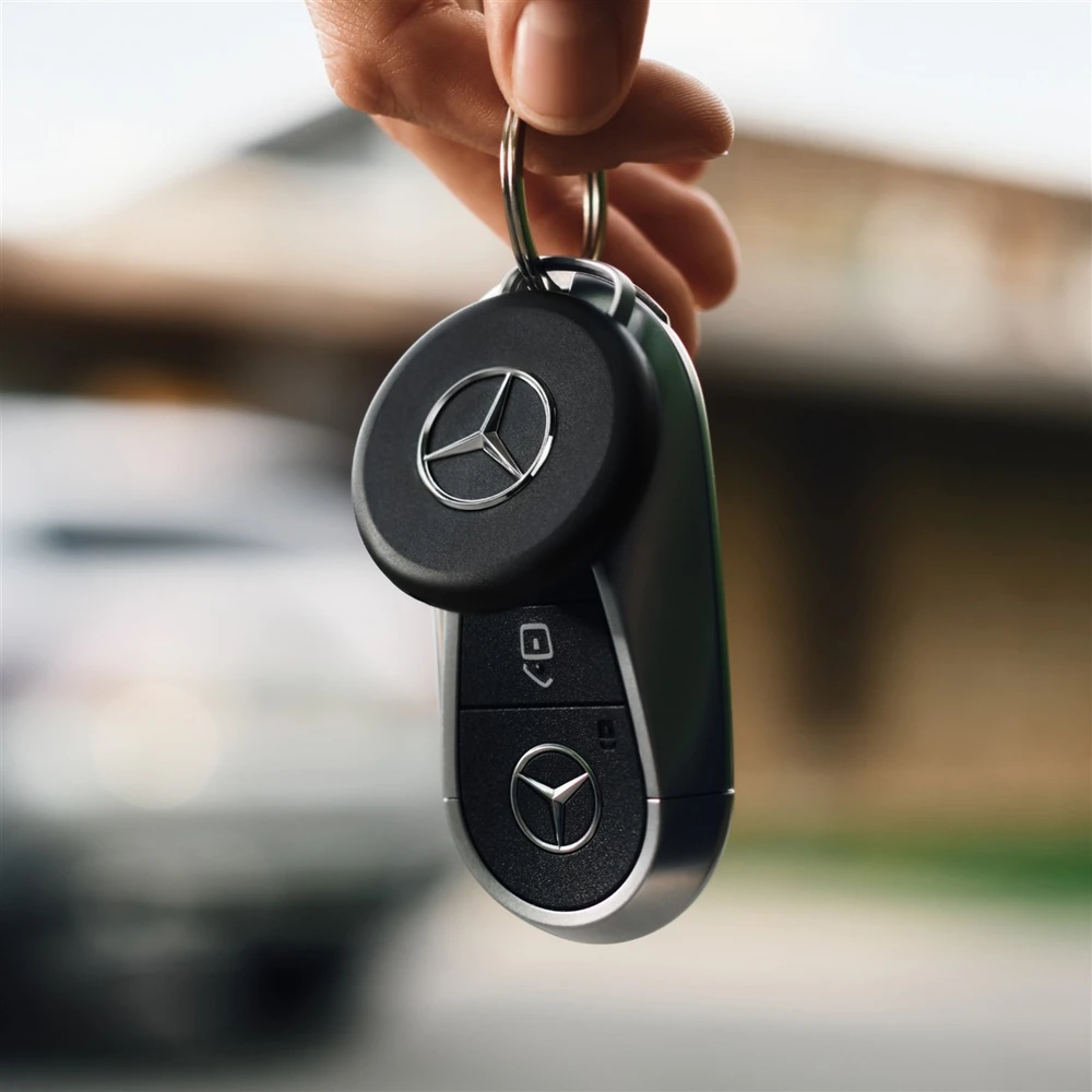 Chipolo LOOP Mercedes – Rechargeable Bluetooth Tracker with Silicone Loop for iOS & Android, Juodas