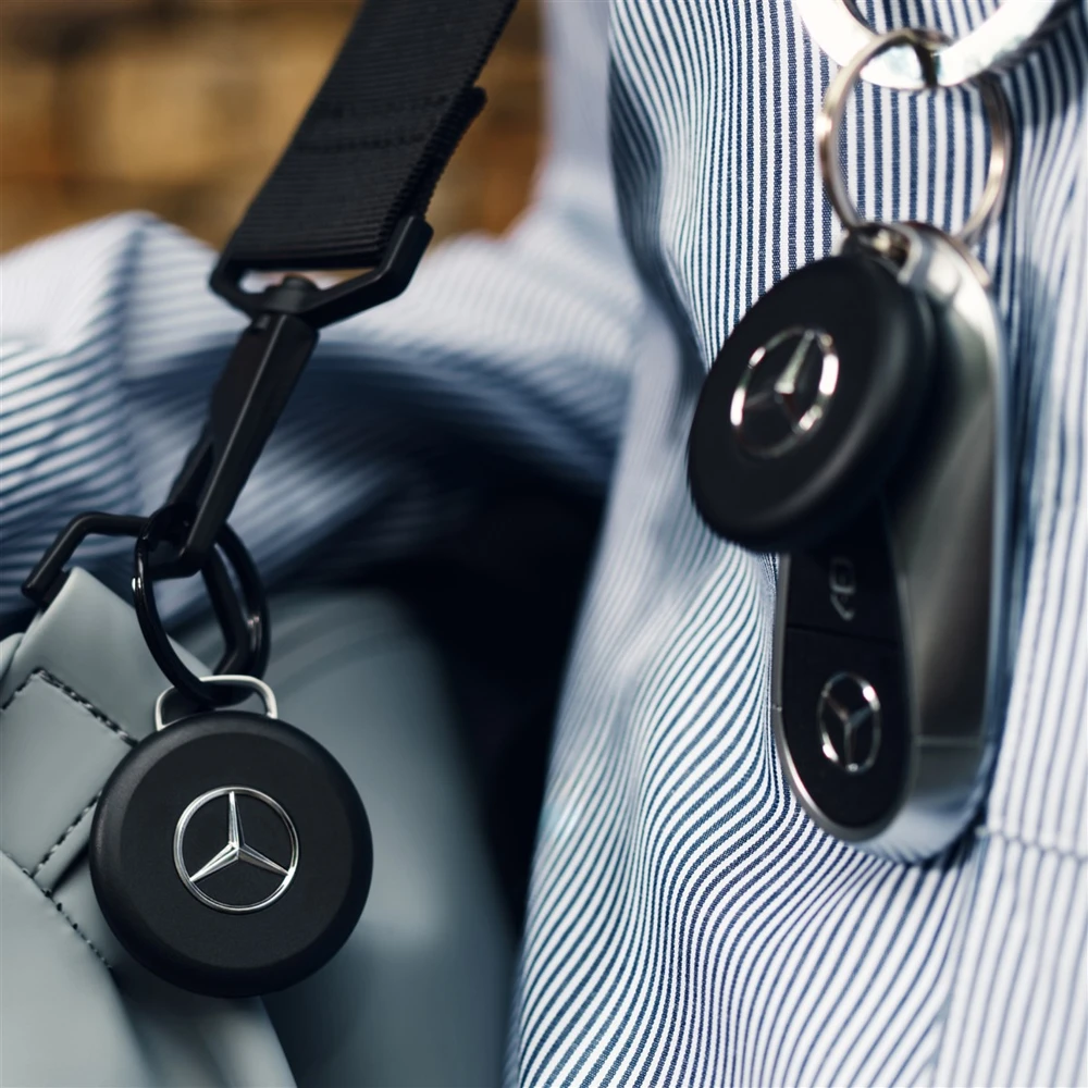 Chipolo LOOP Mercedes – Rechargeable Bluetooth Tracker with Silicone Loop for iOS & Android, Juodas