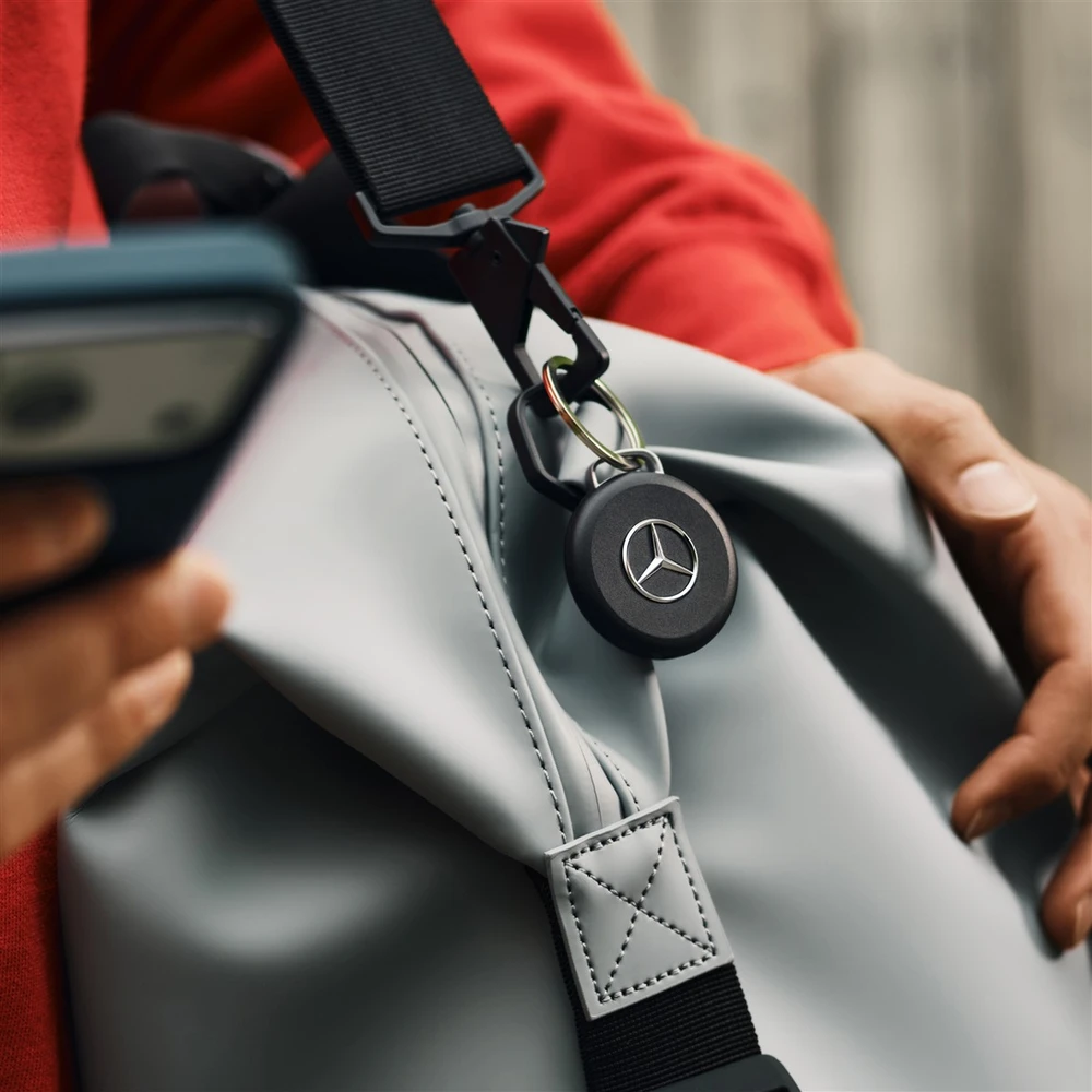 Chipolo LOOP Mercedes – Rechargeable Bluetooth Tracker with Silicone Loop for iOS & Android, Juodas