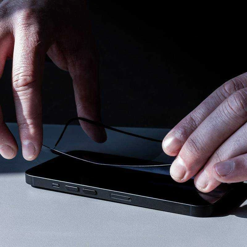 „Crong 7D Nano Flexible Glass“ – viso ekrano apsaugantis hibridinis 9H apsauginis stiklas Apple iPhone 14 Pro telefonui.