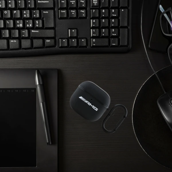 Mercedes AMG AMA4SLWK AirPods 4 ausinių dėklas juodos spalvos Leather Baltas Logo aprašymas - Prekės nuotrauka