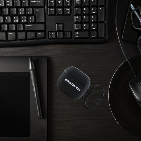 Mercedes AMG AMA4SLWK AirPods 4 dėklas baltos spalvos Leather baltos spalvos Logo aprašymas - Prekės nuotrauka Mercedes AMG AMA4SLWK AirPods 4 dėklas baltos spalvos Leather baltos spalvos Logo aprašymas - Prekės nuotrauka