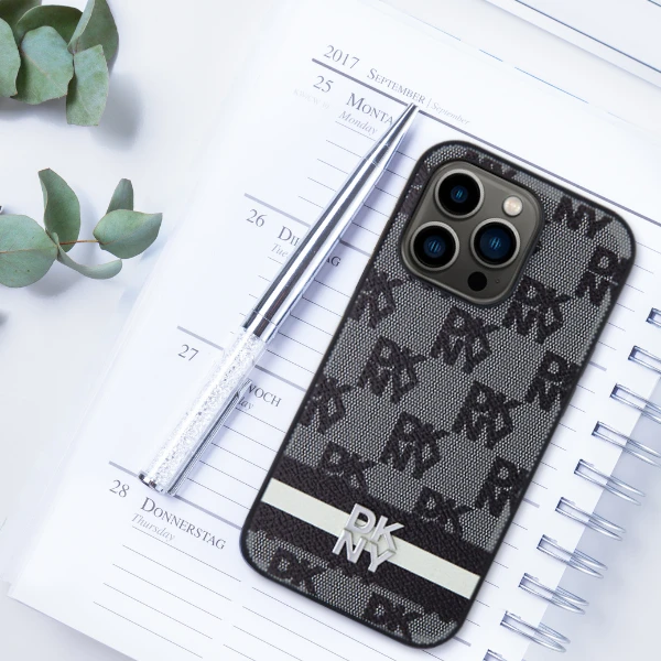 Apple iPhone 15 Pro Max DKNY dėklas odinis Checkered Mono Pattern & Printed Stripes (DKHCP15XPCPTSSP) rožinės spalvos aprašymas - Prekės nuotrauka Apple iPhone 15 Pro Max DKNY dėklas odinis Checkered Mono Pattern & Printed Stripes (DKHCP15XPCPTSSP) rožinės spalvos aprašymas - Prekės nuotrauka