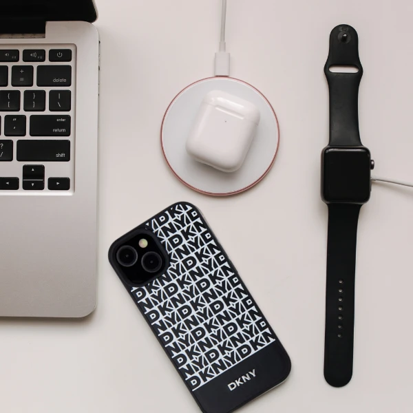 Apple iPhone 15 Pro Max DKNY odinis dėklas Printed Pattern Metal Logo MagSafe (DKHMP15XPSOSPK) juodos spalvos aprašymas - Prekės nuotrauka Apple iPhone 15 Pro Max DKNY odinis dėklas Printed Pattern Metal Logo MagSafe (DKHMP15XPSOSPK) juodos spalvos aprašymas - Prekės nuotrauka