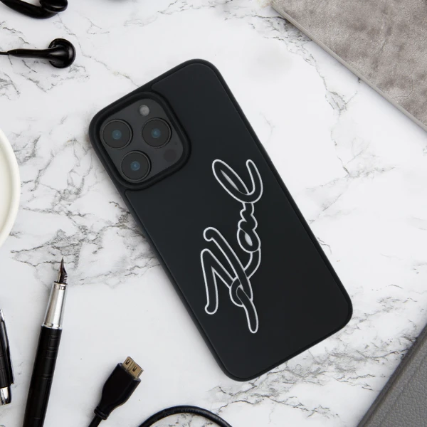 Apple iPhone 16 Karl Lagerfeld 3D Rubber Signature (KLHCP16S3DRKSDLK) dėklas telefonui juodos spalvos aprašymas - Prekės nuotrauka Apple iPhone 16 Karl Lagerfeld 3D Rubber Signature (KLHCP16S3DRKSDLK) dėklas telefonui juodos spalvos aprašymas - Prekės nuotrauka