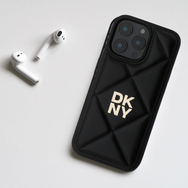 Apple iPhone 16 Pro Max DKNY Quilted Stack Logo (DKHCP16XPQDSLK) dėklas telefonui juodos spalvos aprašymas - Prekės nuotrauka Apple iPhone 16 Pro Max DKNY Quilted Stack Logo (DKHCP16XPQDSLK) dėklas telefonui juodos spalvos aprašymas - Prekės nuotrauka