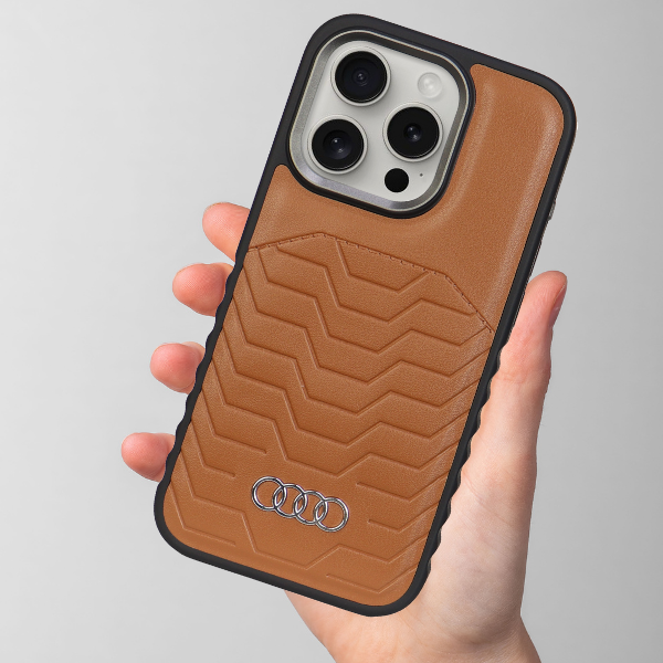 Audi dirbtinės odos MagSafe kietas dėklas iPhone 15 / 14 / 13 6.1″ rudos spalvos AU-TPUPCMIP15-GT/D3-BN aprašymas - Prekės nuotrauka