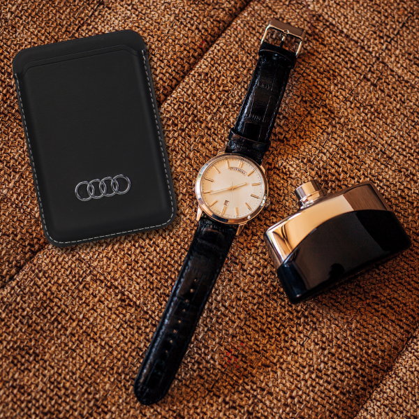 Dėklas Audi dirbtinės odos piniginė su kortelių dėklu, juodos spalvos, MagSafe AU-MSCH-Q3/D1-BK aprašymas - Prekės nuotrauka
