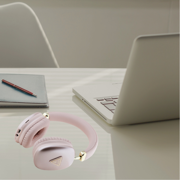 Ausinės Guess Bluetooth 5.3 Metallic Triangle Logo rožinės spalvos aprašymas - Prekės nuotrauka Ausinės Guess Bluetooth 5.3 Metallic Triangle Logo rožinės spalvos aprašymas - Prekės nuotrauka