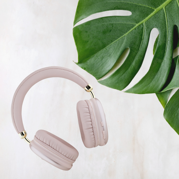 Ausinės Guess Bluetooth 5.3 Metallic Triangle Logo rožinės spalvos aprašymas - Prekės nuotrauka Ausinės Guess Bluetooth 5.3 Metallic Triangle Logo rožinės spalvos aprašymas - Prekės nuotrauka