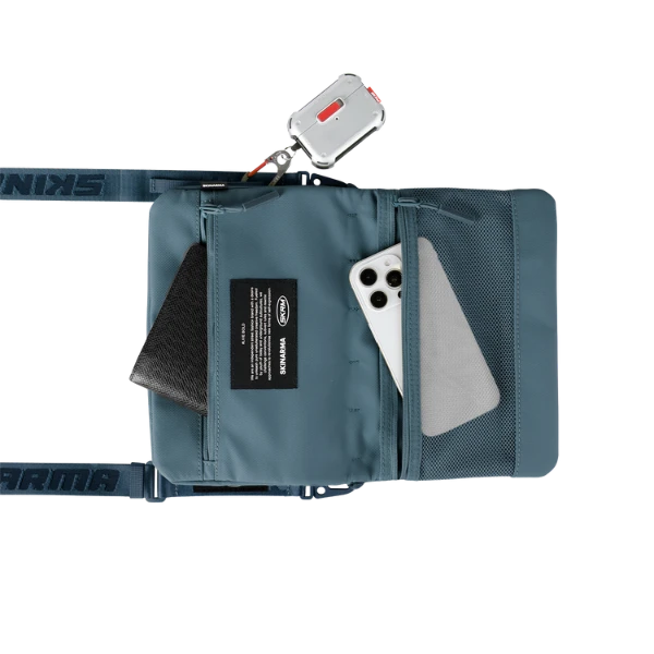 Bag Crossbody Skinarma Juno mėlynas aprašymas - Prekės nuotrauka