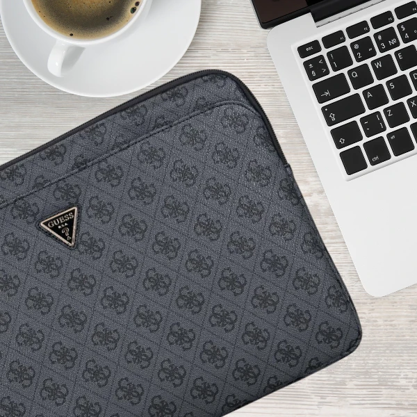 Bag Guess Sleeve 14″ 4G Zipper Pocket Triangle Logo juodos spalvos aprašymas - Prekės nuotrauka Bag Guess Sleeve 14″ 4G Zipper Pocket Triangle Logo juodos spalvos aprašymas - Prekės nuotrauka