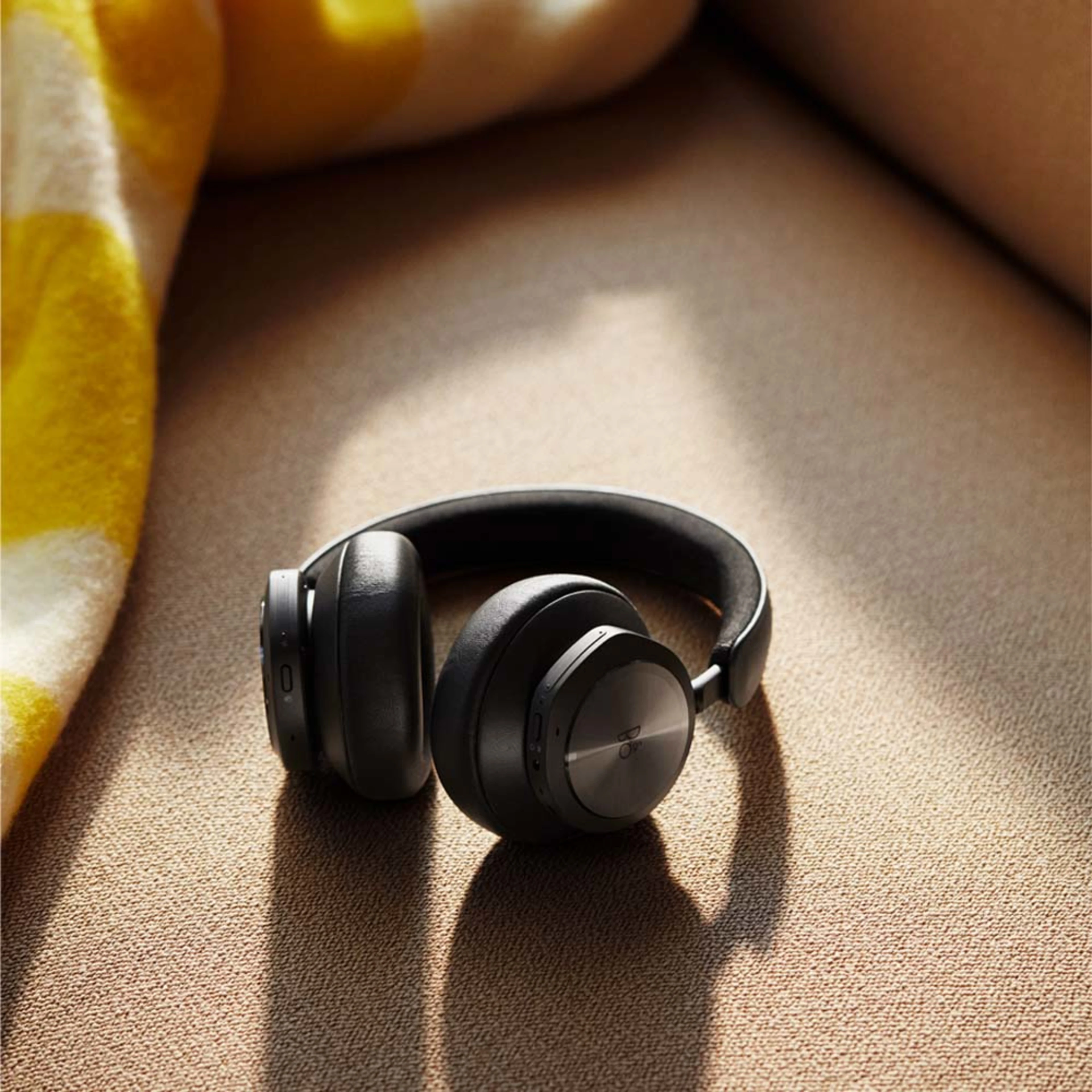Bang & Olufsen Beocom Portal UC OE Ausinės juodo antracito spalvos aprašymas - Prekės nuotrauka Bang & Olufsen Beocom Portal UC OE Ausinės juodo antracito spalvos aprašymas - Prekės nuotrauka