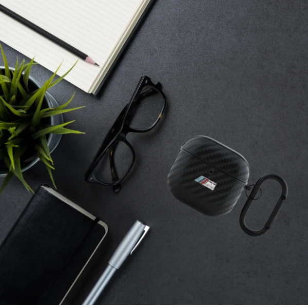 BMW BMA4CMPUCA AirPods 4 ausinių dėklas juodos spalvos PU Carbon M Collection aprašymas - Prekės nuotrauka