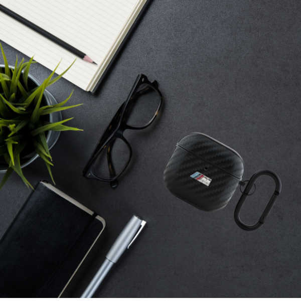 BMW BMA4CMPUCA AirPods 4 dėklas juodos spalvos PU Carbon M Collection aprašymas - Prekės nuotrauka BMW BMA4CMPUCA AirPods 4 dėklas juodos spalvos PU Carbon M Collection aprašymas - Prekės nuotrauka