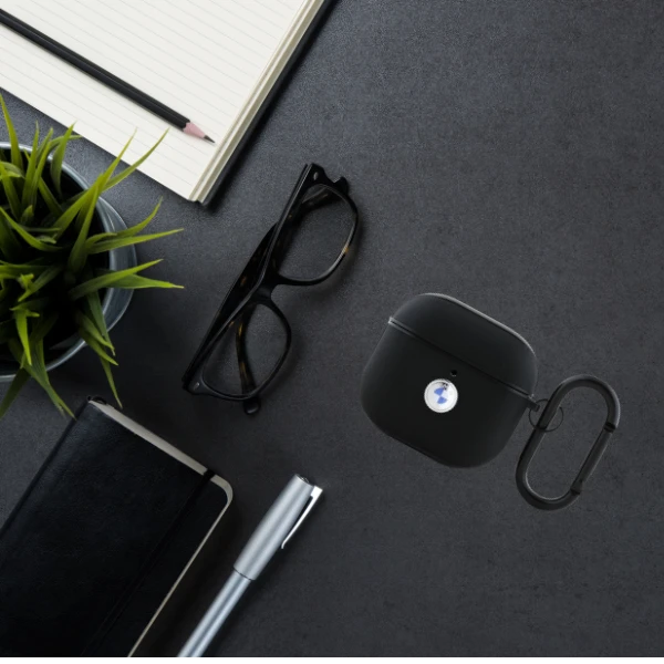 BMW BMA4SSLBK AirPods 4 ausinių dėklas juodos spalvos Geniune Leather Sidabrinis Logo aprašymas - Prekės nuotrauka