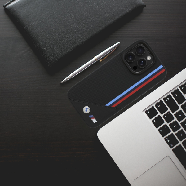 BMW BMHMP16S23 PUTRK Apple iPhone 16 6.1″ juodos spalvos kietas dėklas M Meshed Tricolor Stripes MagSafe aprašymas - Prekės nuotrauka