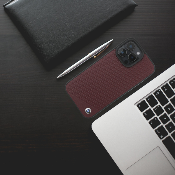 BMW BMHMP16X23RDDR Apple iPhone 16 Pro Max 6.9″ red kietas dėklas Sign Leather Diamond Metal Logo MagSafe aprašymas - Prekės nuotrauka BMW BMHMP16X23RDDR Apple iPhone 16 Pro Max 6.9″ red kietas dėklas Sign Leather Diamond Metal Logo MagSafe aprašymas - Prekės nuotrauka