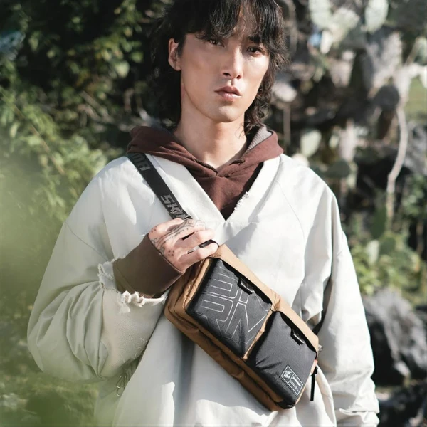 Crossbody Bag Skinarma Jager juodos spalvos aprašymas - Prekės nuotrauka