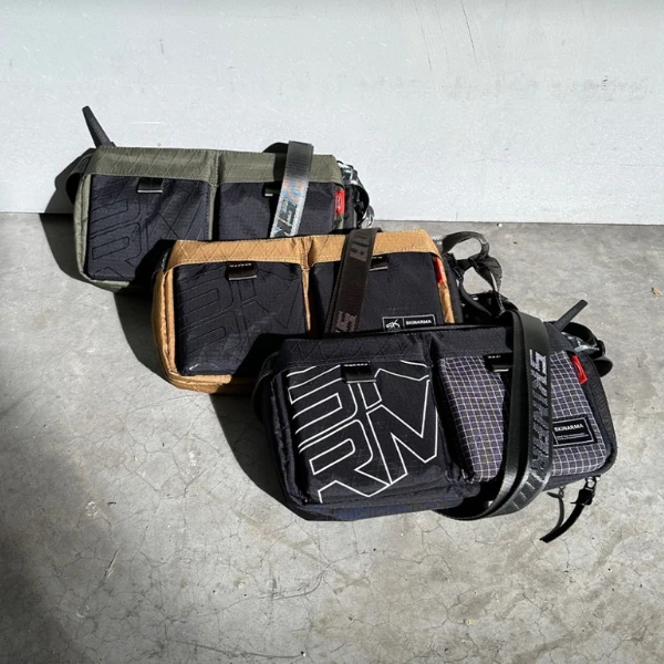 Crossbody Bag Skinarma Jager alyvuogių aprašymas - Prekės nuotrauka Crossbody Bag Skinarma Jager alyvuogių aprašymas - Prekės nuotrauka