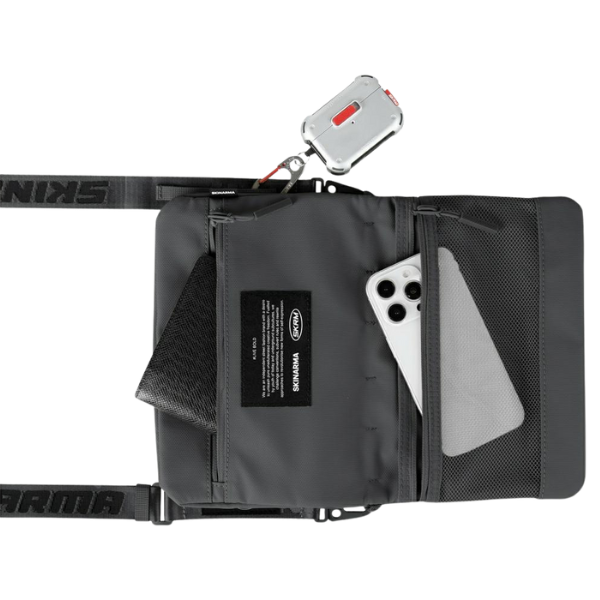 Crossbody Bag Skinarma Juno dark pilkos spalvos aprašymas - Prekės nuotrauka Crossbody Bag Skinarma Juno dark pilkos spalvos aprašymas - Prekės nuotrauka