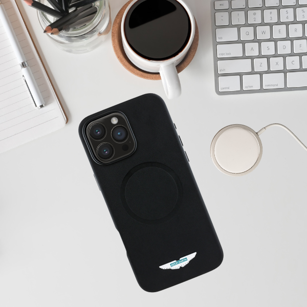 Dėklas Aston Martin HC FW Logo, skirtas iPhone 16 Pro Max MagSafe, juodos spalvos aprašymas - Prekės nuotrauka