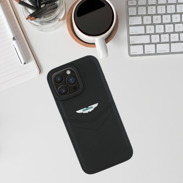 Aston Martin HC Leather Victory Design dėklas, skirtas iPhone 16 Pro, juodos spalvos aprašymas - Prekės nuotrauka