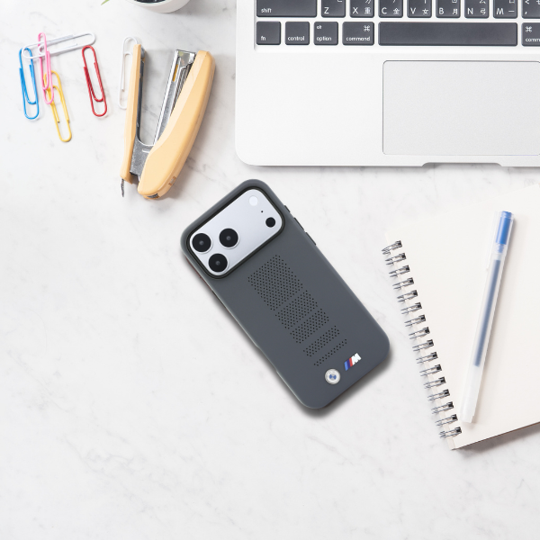 Dėklas BMW M Mėlyna Perfo Metal Logo MagSafe, skirtas iPhone 18 Pro / 17 Pro, pilkas aprašymas - Prekės nuotrauka