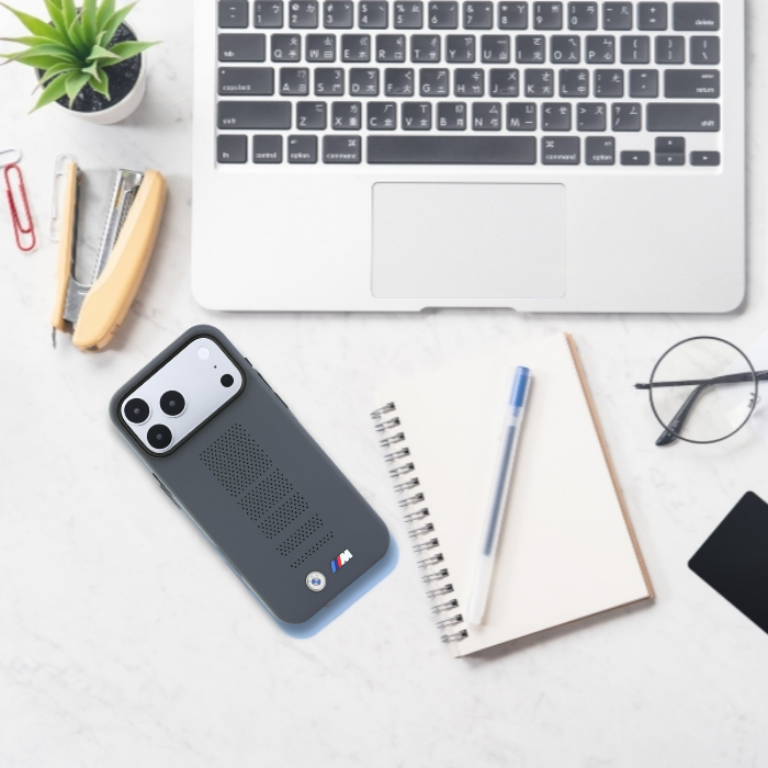 Dėklas BMW M Mėlyna Perfo Metal Logo MagSafe, skirtas iPhone 18 Pro Max / 17 Pro Max, pilkas aprašymas - Prekės nuotrauka