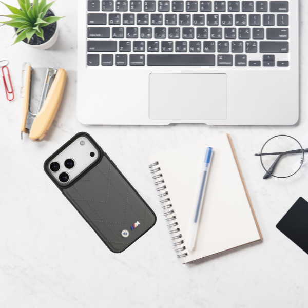 Dėklas BMW M Quilted Logo MagSafe Apple iPhone 17 Pro Max anthracite aprašymas - Prekės nuotrauka Dėklas BMW M Quilted Logo MagSafe Apple iPhone 17 Pro Max anthracite aprašymas - Prekės nuotrauka