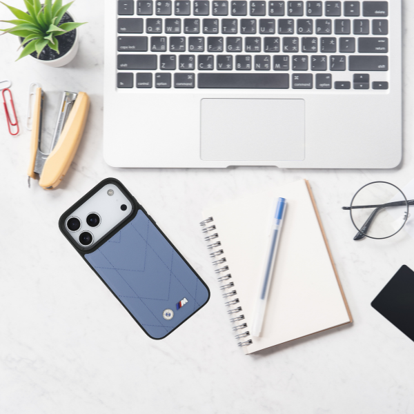 Dėklas BMW M Quilted Logo MagSafe Apple iPhone 17 Pro Max mėlynas aprašymas - Prekės nuotrauka Dėklas BMW M Quilted Logo MagSafe Apple iPhone 17 Pro Max mėlynas aprašymas - Prekės nuotrauka