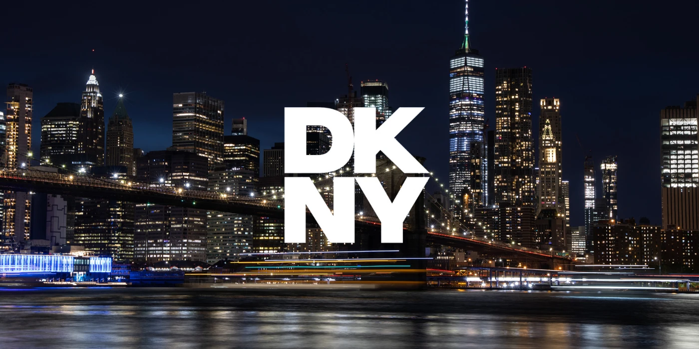 Dėklas DKNY Repeat Texture Pattern su toniniu dryžiuku Apple iPhone 16e smėlio spalvos aprašymas - Prekės nuotrauka
