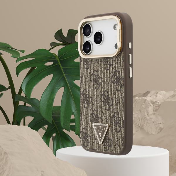 Dėklas Guess 4G PU Triangle Logo & Stand Camera Magsafe, skirtas iPhone 18 Pro / 17 Pro, rudas aprašymas - Prekės nuotrauka