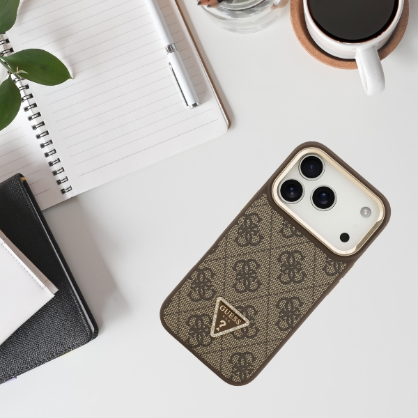 Dėklas Guess 4G PU Triangle Logo & Stir Camera Magsafe skirtas Apple iPhone 17 Pro rudos spalvos aprašymas - Prekės nuotrauka