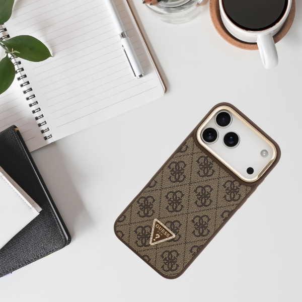 Dėklas Guess 4G PU Triangle Logo & Stir Camera Magsafe skirtas Apple iPhone 17 Pro Max rudos spalvos aprašymas - Prekės nuotrauka