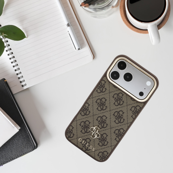 Dėklas Guess 4G su Magsafe pinigine, skirtas iPhone 18 Pro / 17 Pro, rudas aprašymas - Prekės nuotrauka