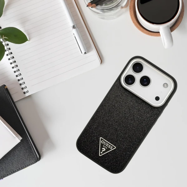 Dėklas Guess Glitter Triangle Logo MagSafe skirtas Apple iPhone 17 Pro juodos spalvos aprašymas - Prekės nuotrauka