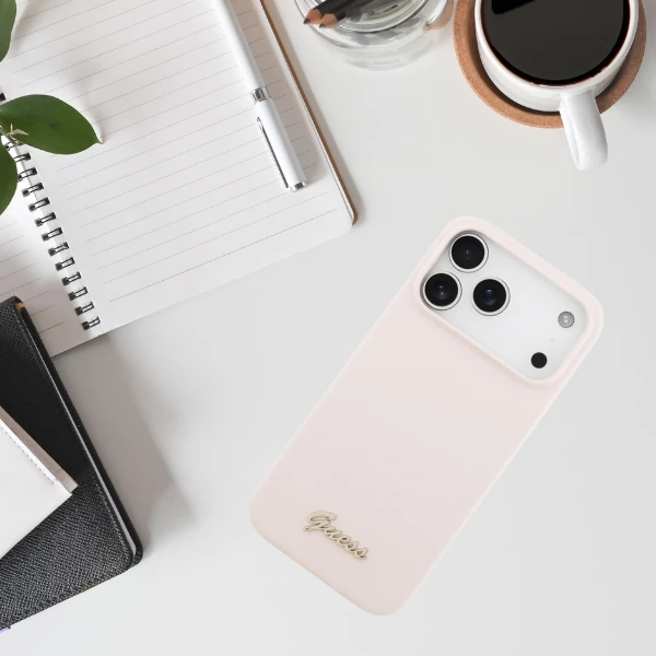 Dėklas Guess Silicone Script Metal Logo MagSafe skirtas Apple iPhone 17 Pro Max rožinės spalvos aprašymas - Prekės nuotrauka